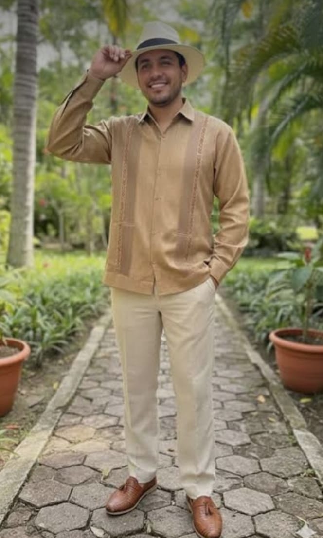 Combinación de guayabera beige y sombrero Panamá