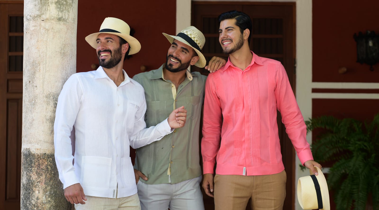 Trío de guayaberas y sombreros para boda mexicana