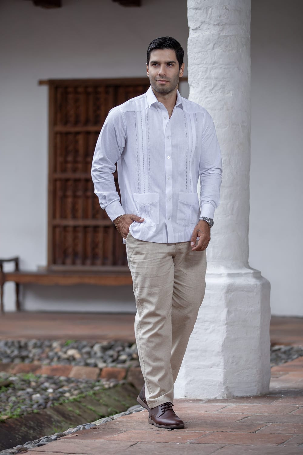 Guayabera blanca formal de lino para caballero