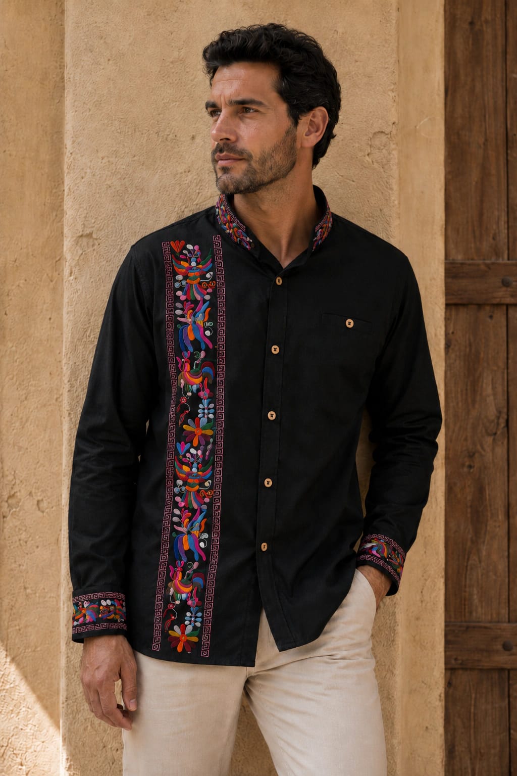 Guayabera negra de gala con bordado mexicano