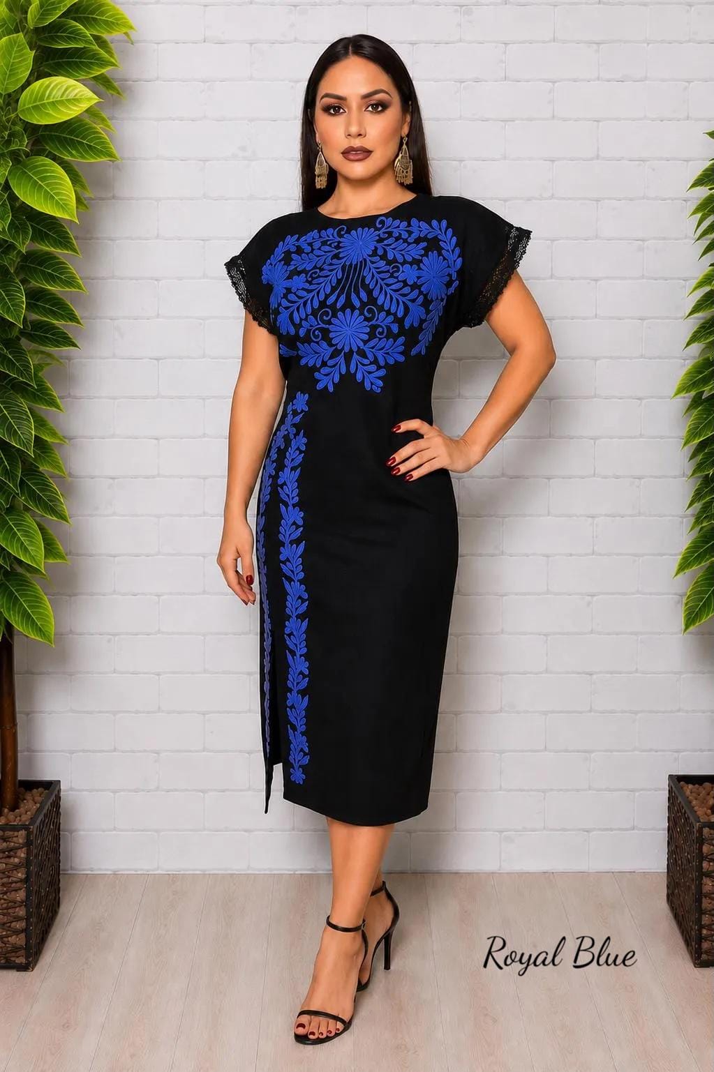 Vestido de noche negro con bordado azul rey